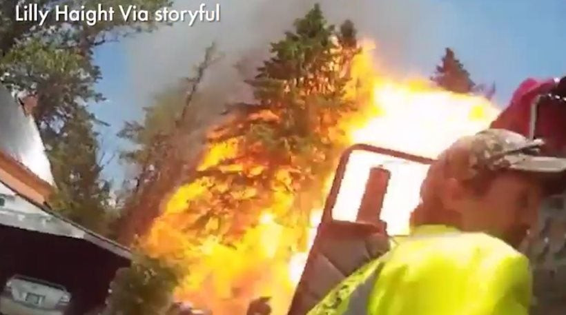 Τρομακτικό βίντεο: «Μπάλα» φωτιάς καταπίνει πυροσβέστη